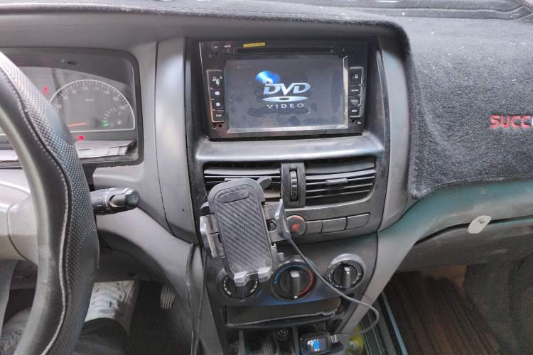 Used Dongfeng Shuaike 2011 1.5L Manual Comfort 7-Seater China IV Standard Audio And AC Panel