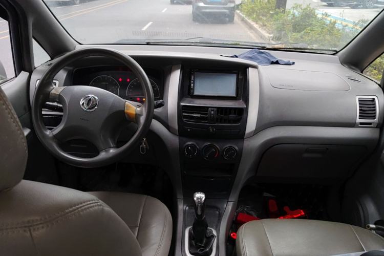 Used Dongfeng Shuaike 2011 1.6L Manual Luxury 7-Seater Center Console