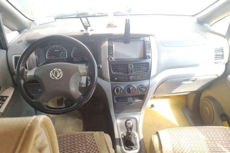 Used Dongfeng Shuaike 2011 1.6L Manual Comfort 7-Seater Center Console