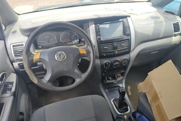 Used Dongfeng Shuaike 2011 1.6L Manual Comfort 7-Seater Center Console