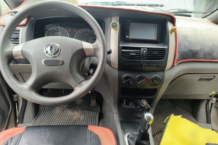 Used Dongfeng Shuaike 2011 1.6L Manual Comfort 7-Seater Center Console