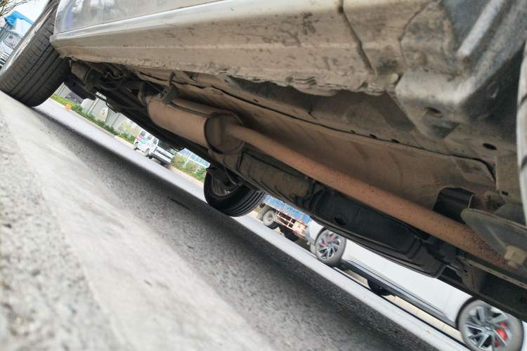 Used Dongfeng Shuaike 2011 1.6L Manual Comfort 7-Seater Chassis Front Right