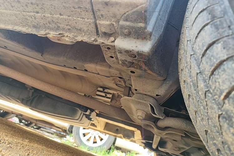 Used Dongfeng Shuaike 2011 1.6L Manual Comfort 7-Seater Chassis Front Right