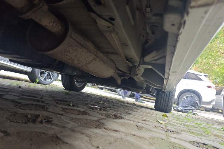 Used Dongfeng Shuaike 2011 1.6L Manual Comfort 7-Seater Chassis Rear Right