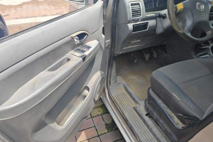 Used Dongfeng Shuaike 2011 1.6L Manual Comfort 7-Seater Driver Seat