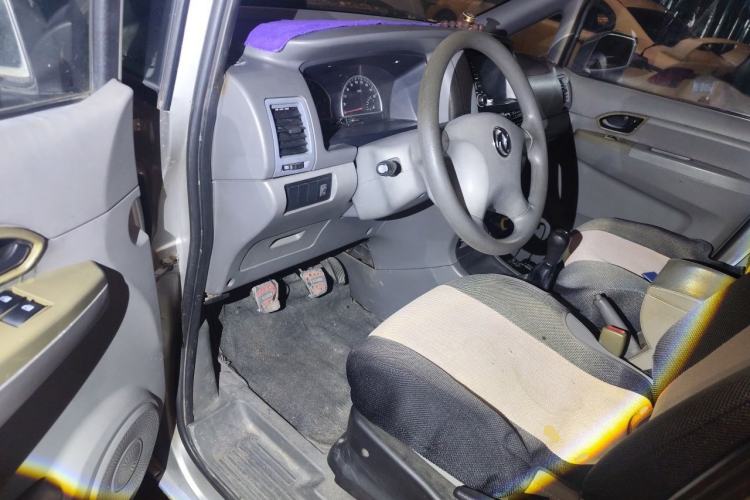 Used Dongfeng Shuaike 2011 1.5L Manual Standard Model 7 Seats China IV Standard Driver Seat