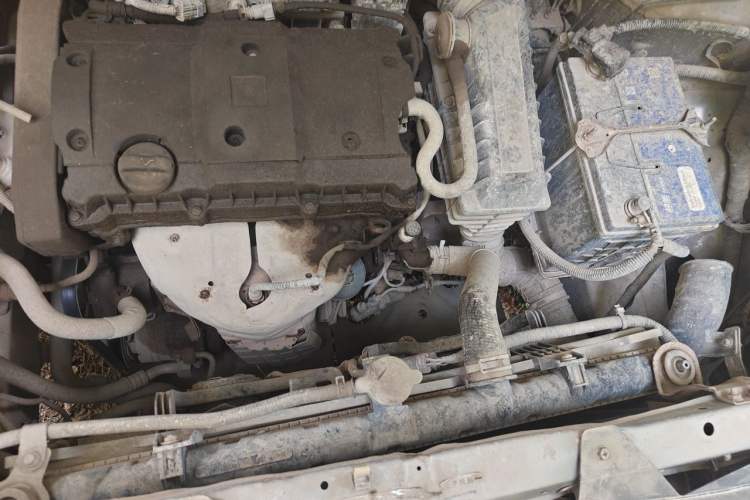 Used Dongfeng Shuaike 2011 1.6L Manual Luxury 7-Seater Engine Bay