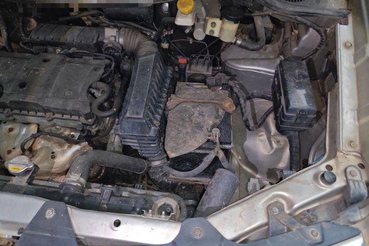 Used Dongfeng Shuaike 2011 1.6L Manual Comfort 7-Seater Engine Bay Left