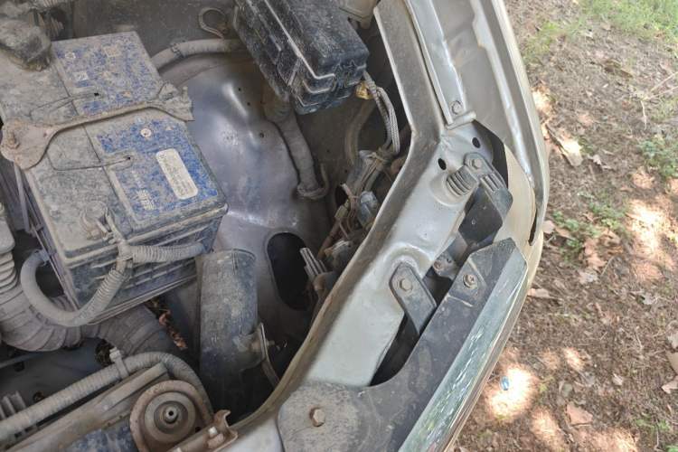 Used Dongfeng Shuaike 2011 1.6L Manual Luxury 7-Seater Engine Bay Left