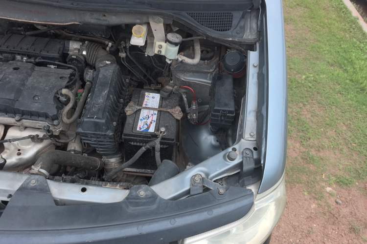 Used Dongfeng Shuaike 2011 1.6L Manual Commercial 5-Seater Engine Bay Left