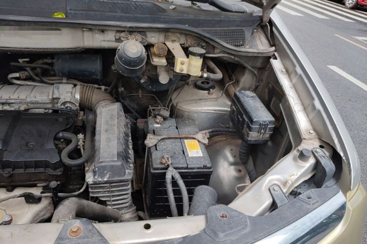 Used Dongfeng Shuaike 2011 1.6L Manual Luxury 7-Seater Engine Bay Left