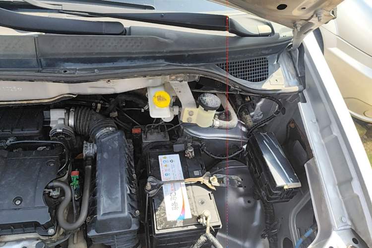 Used Dongfeng Shuaike 2011 1.6L Manual Comfort 7-Seater Engine Bay Left