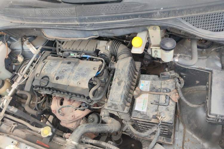 Used Dongfeng Shuaike 2011 1.6L Manual Practical 7-Seater Engine Bay Left