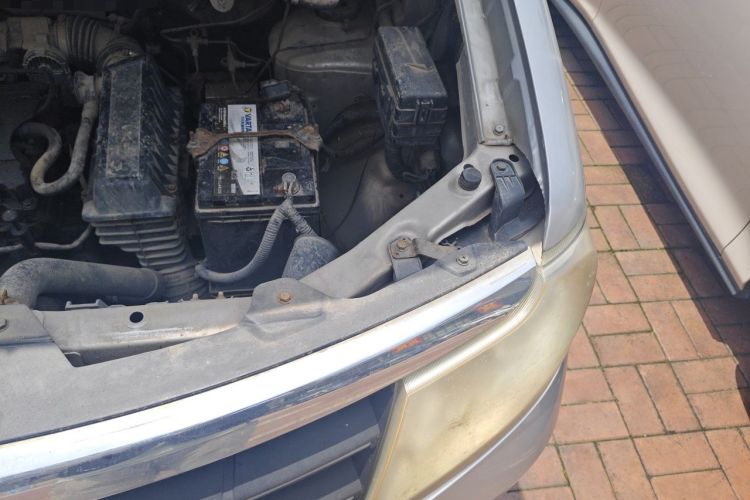Used Dongfeng Shuaike 2011 1.6L Manual Comfort 7-Seater Engine Bay Left
