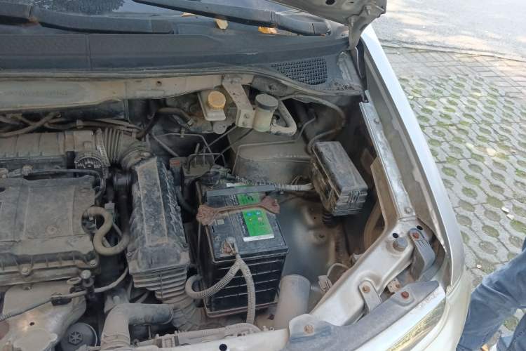 Used Dongfeng Shuaike 2011 1.6L Manual Comfort 7-Seater Engine Bay Left