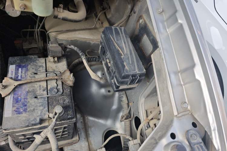 Used Dongfeng Shuaike 2011 1.6L Manual Comfort 7-Seater Engine Bay Left