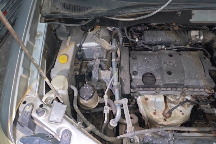 Used Dongfeng Shuaike 2011 1.6L Manual Comfort 7-Seater Engine Bay Right