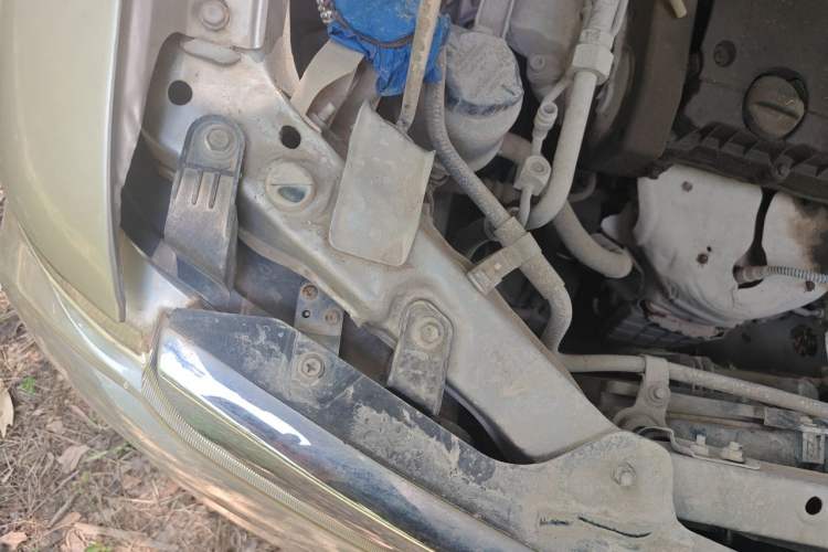 Used Dongfeng Shuaike 2011 1.6L Manual Luxury 7-Seater Engine Bay Right