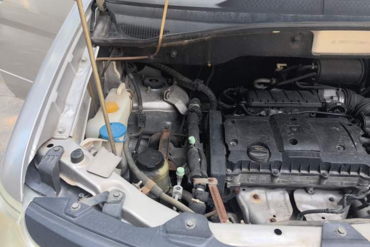 Used Dongfeng Shuaike 2011 1.6L Manual Commercial 5-Seater Engine Bay Right