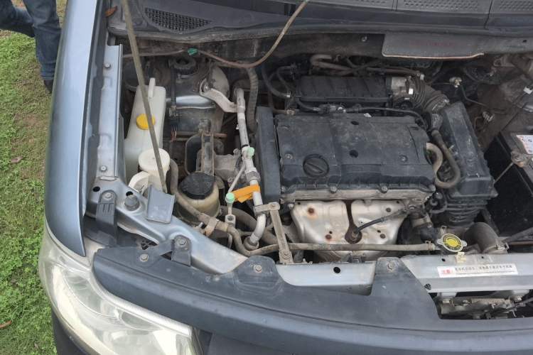 Used Dongfeng Shuaike 2011 1.6L Manual Commercial 5-Seater Engine Bay Right