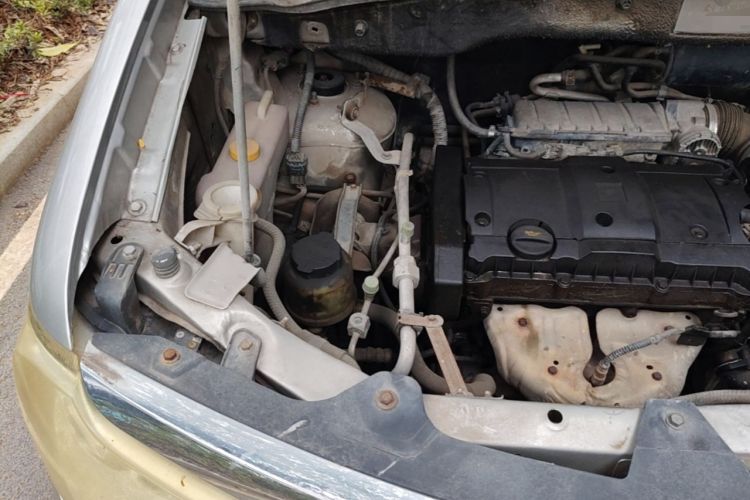 Used Dongfeng Shuaike 2011 1.6L Manual Luxury 7-Seater Engine Bay Right