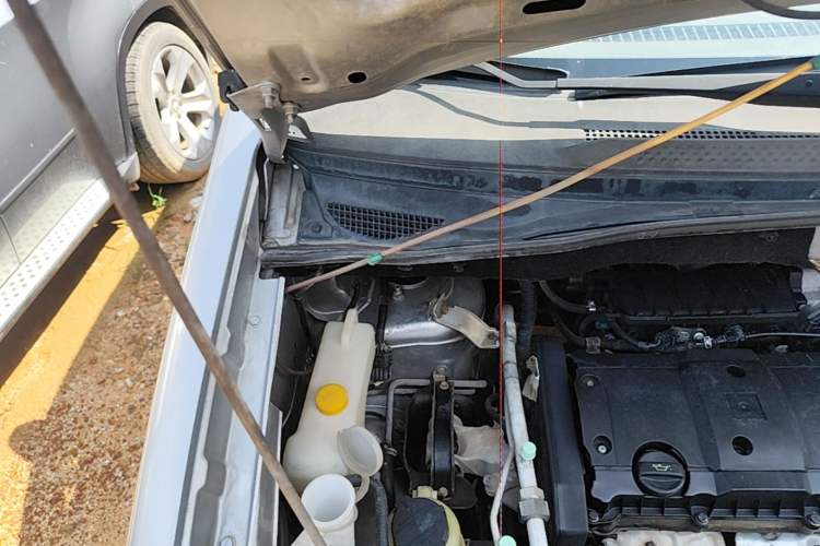 Used Dongfeng Shuaike 2011 1.6L Manual Comfort 7-Seater Engine Bay Right