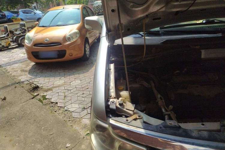 Used Dongfeng Shuaike 2011 1.6L Manual Comfort 7-Seater Engine Bay Right