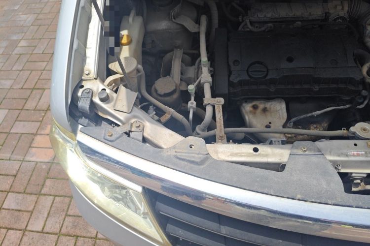 Used Dongfeng Shuaike 2011 1.6L Manual Comfort 7-Seater Engine Bay Right