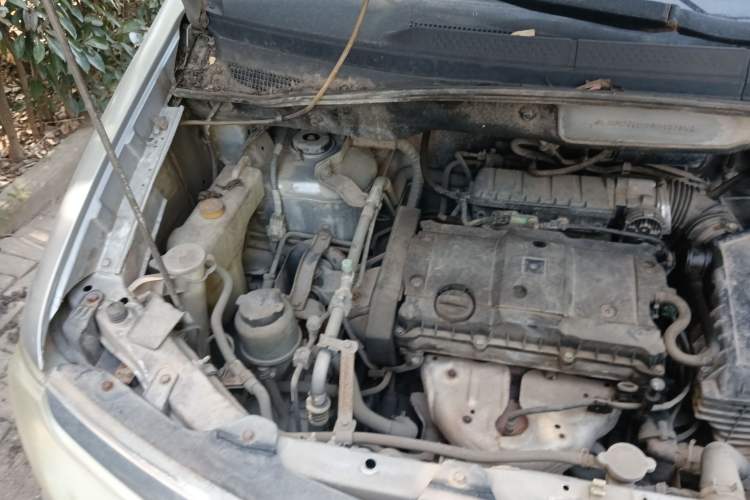 Used Dongfeng Shuaike 2011 1.6L Manual Comfort 7-Seater Engine Bay Right
