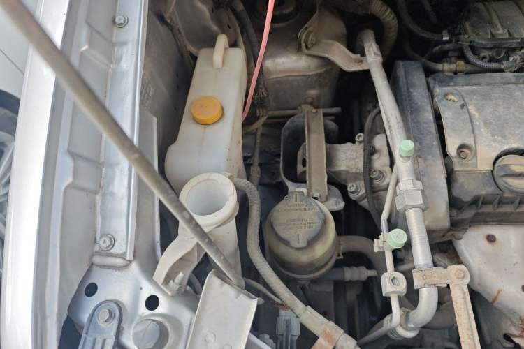 Used Dongfeng Shuaike 2011 1.6L Manual Comfort 7-Seater Engine Bay Right