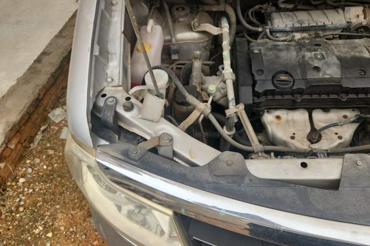 Used Dongfeng Shuaike 2011 1.6L Manual Practical 7-Seater Engine Bay Right