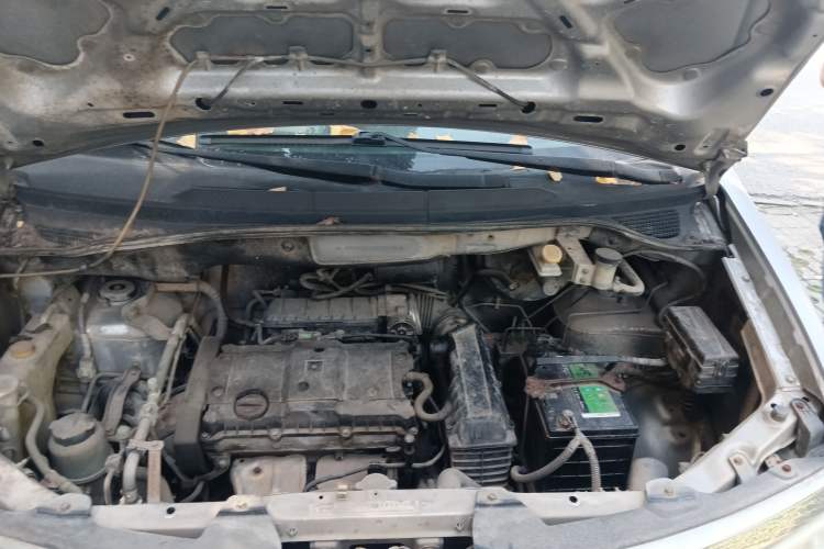 Used Dongfeng Shuaike 2011 1.6L Manual Comfort 7-Seater Engine Bay