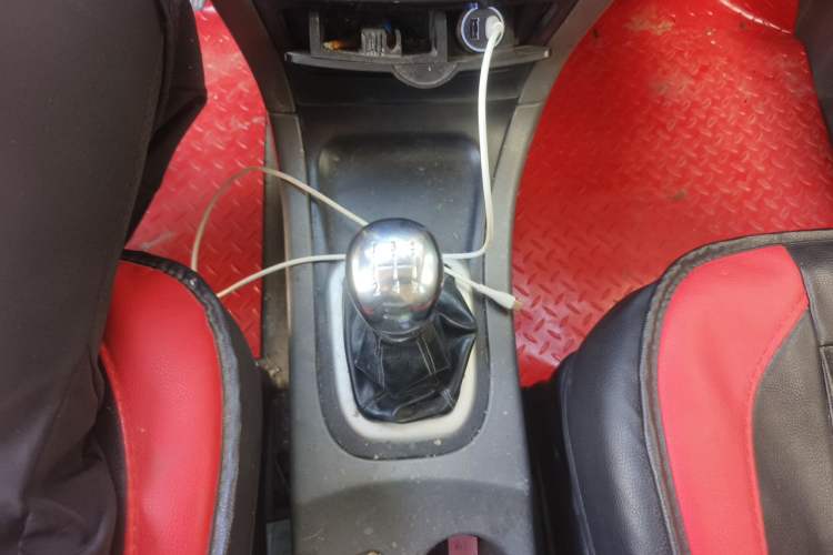 Used Dongfeng Shuaike 2011 1.6L Manual Comfort 7-Seater Gear Lever