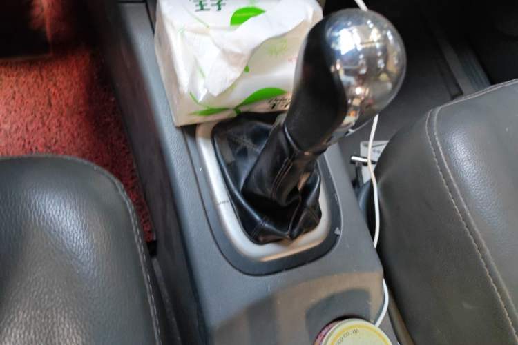 Used Dongfeng Shuaike 2011 1.6L Manual Comfort 7-Seater Gear Lever