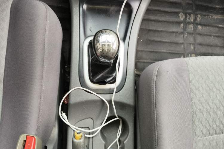 Used Dongfeng Shuaike 2011 1.6L Manual Comfort 7-Seater Gear Lever