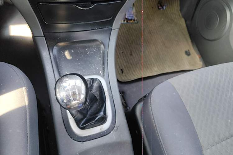 Used Dongfeng Shuaike 2011 1.6L Manual Comfort 7-Seater Gear Lever