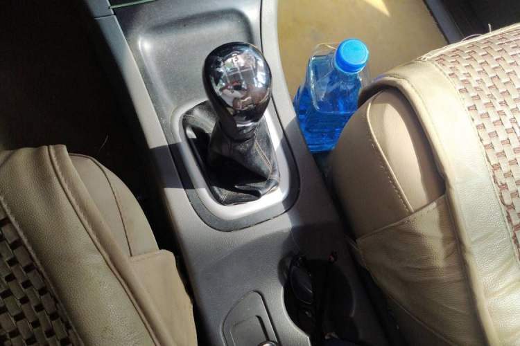 Used Dongfeng Shuaike 2011 1.6L Manual Comfort 7-Seater Gear Lever