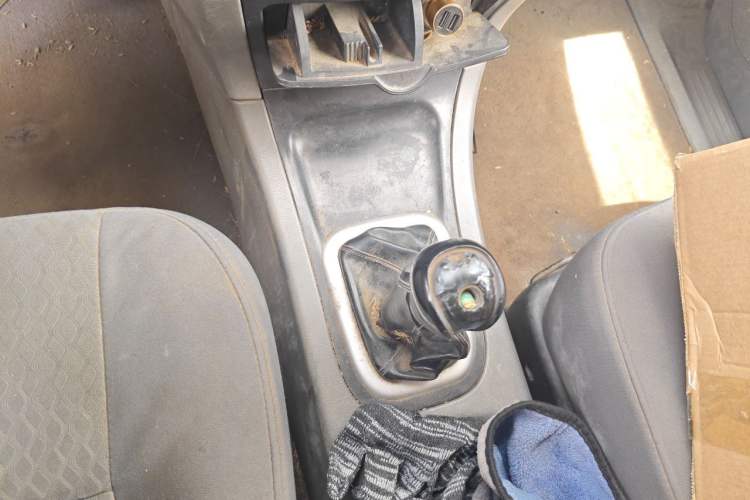 Used Dongfeng Shuaike 2011 1.6L Manual Comfort 7-Seater Gear Lever