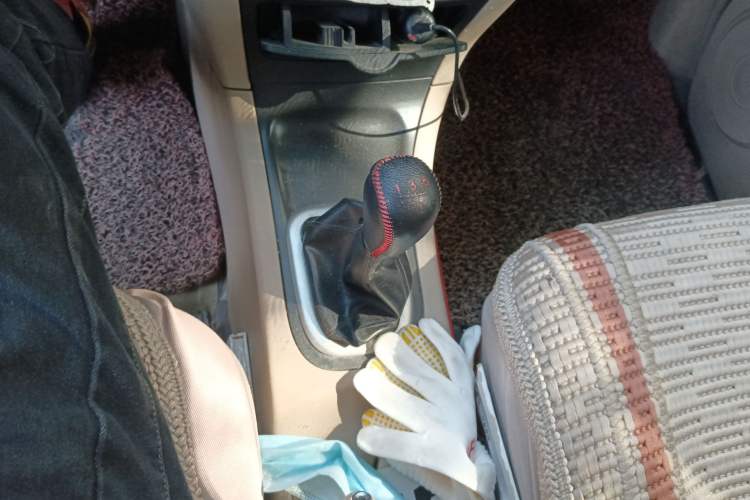 Used Dongfeng Shuaike 2011 1.6L Manual Comfort 7-Seater Gear Lever