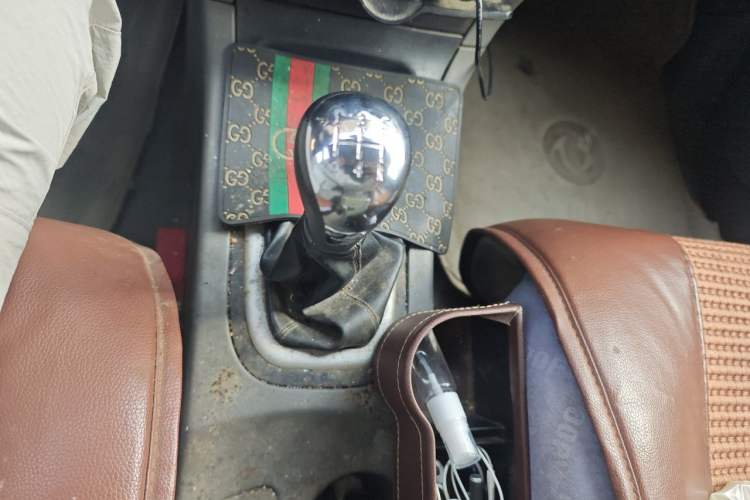 Used Dongfeng Shuaike 2011 1.6L Manual Comfort 7-Seater Gear Lever
