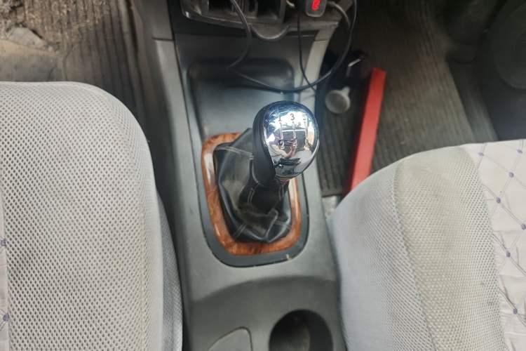 Used Dongfeng Shuaike 2011 1.6L Manual Practical 7-Seater Gear Lever