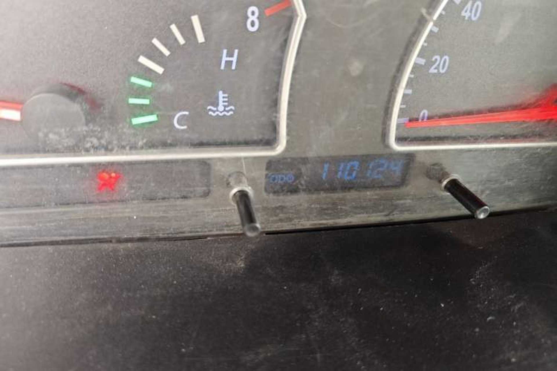 Used Dongfeng Shuaike 2011 1.6L Manual Luxury 7-Seater Odometer Close Up