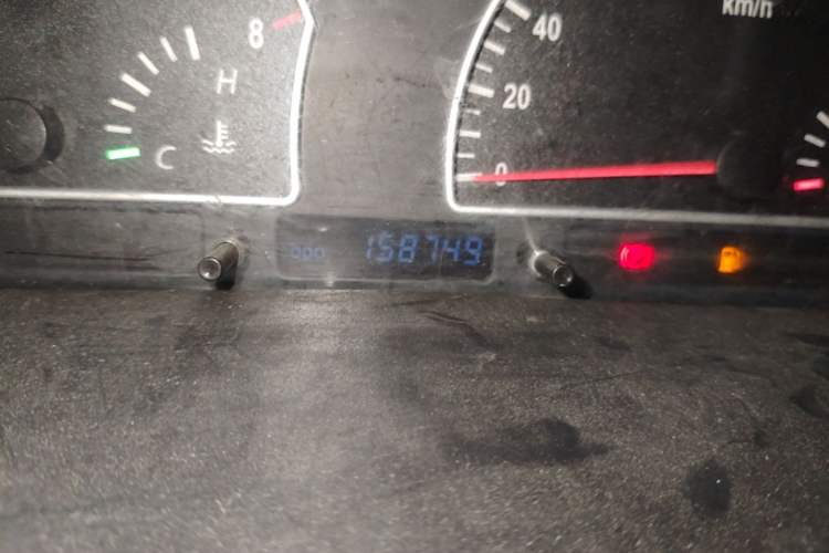 Used Dongfeng Shuaike 2011 1.6L Manual Luxury 7-Seater Odometer Close Up