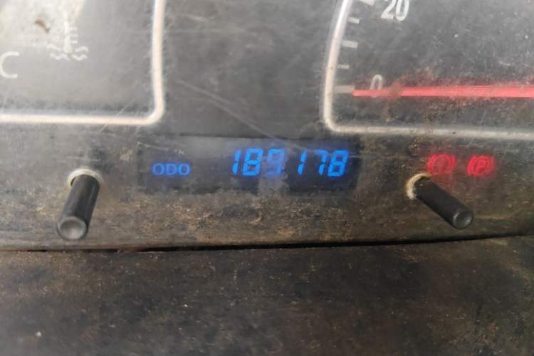 Used Dongfeng Shuaike 2011 1.6L Manual Comfort 7-Seater Odometer Close Up