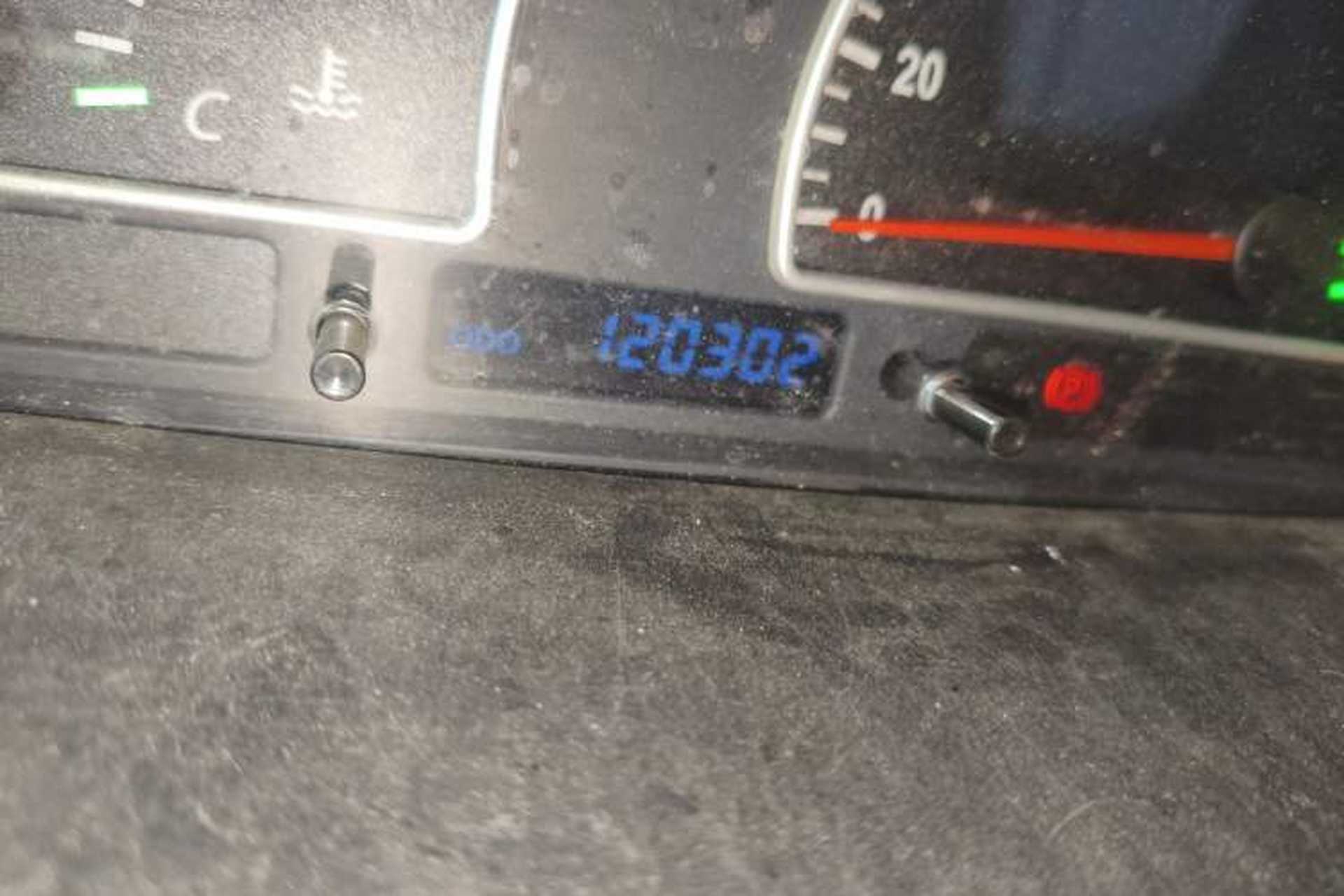 Used Dongfeng Shuaike 2011 1.6L Manual Luxury 7-Seater Odometer Close Up
