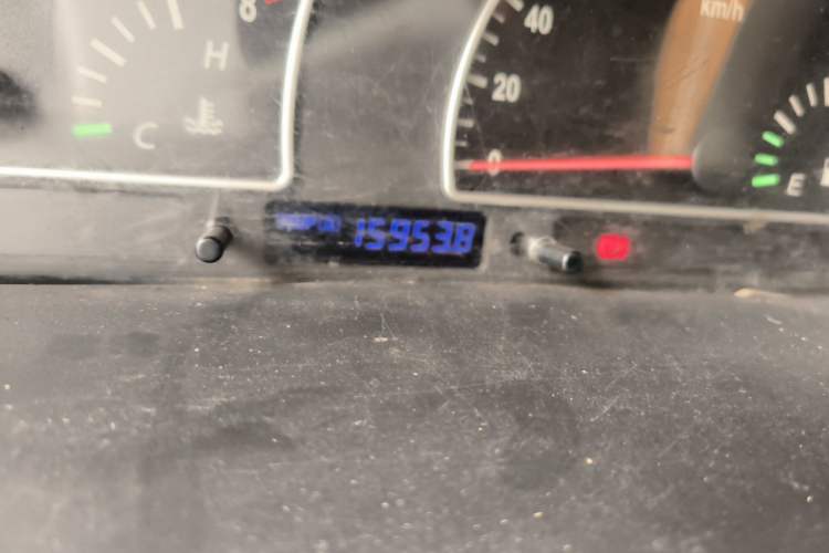 Used Dongfeng Shuaike 2011 1.6L Manual Comfort 7-Seater Odometer Close Up