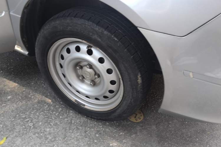 Used Dongfeng Shuaike 2011 1.6L Manual Commercial 5-Seater Right Front Wheel Hub