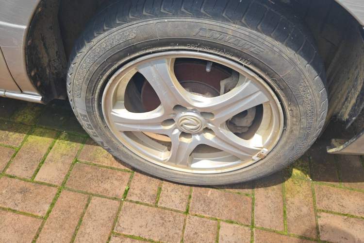 Used Dongfeng Shuaike 2011 1.6L Manual Comfort 7-Seater Right Front Wheel Hub
