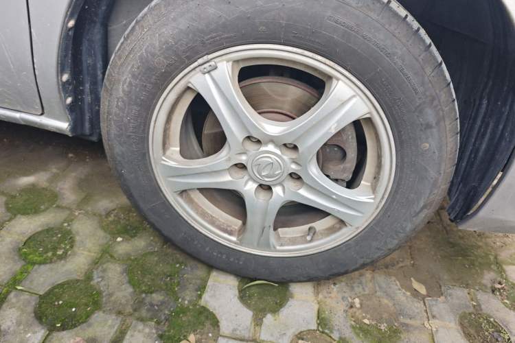 Used Dongfeng Shuaike 2011 1.6L Manual Comfort 7-Seater Right Front Wheel Hub