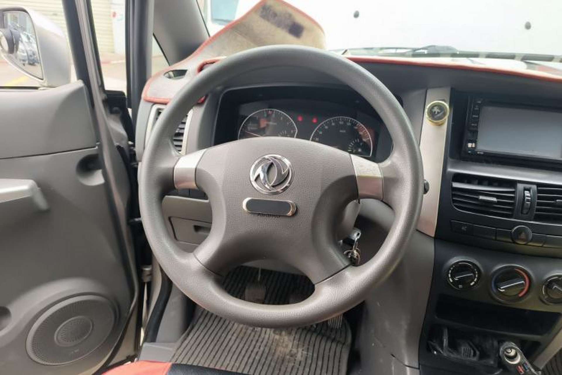 Used Dongfeng Shuaike 2011 1.6L Manual Comfort 7-Seater Steering Wheel